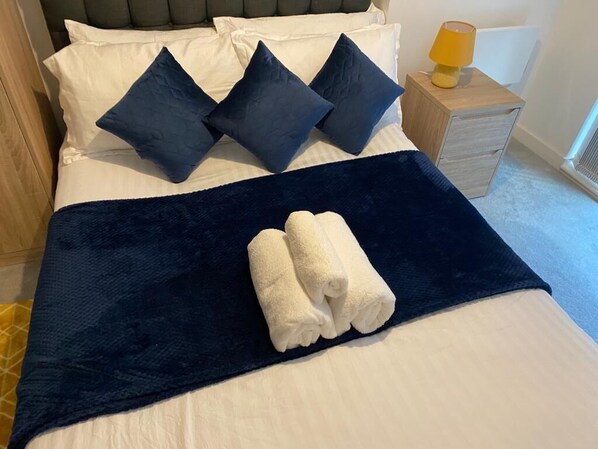 2 bedrooms, iron/ironing board, free WiFi, bed sheets - 2 Bed Apt Near Hatfield Station w/ Free Parking (Hatfield)