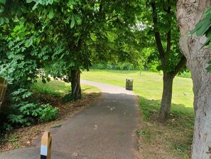 Property grounds - 2 Bed Apt Near Hatfield Station w/ Free Parking (Hatfield)