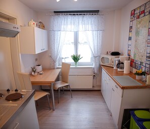 Comedor y isla de cocina 