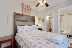 3 slaapkamers, een strijkplank/strijkijzer, internet, beddengoed