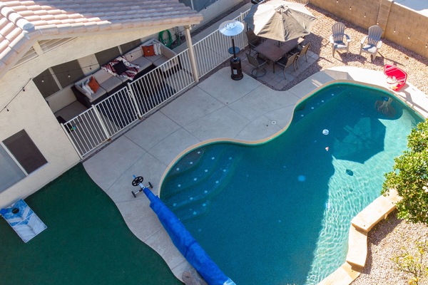 Een buitenzwembad en een verwarmd zwembad