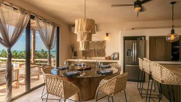 Deluxe Villa | Dining room