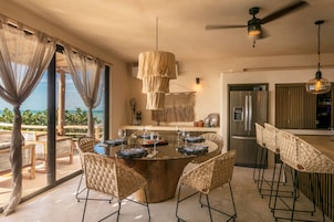 Deluxe Villa | Dining room