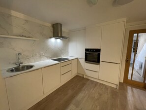 Micro-ondes, four, plaque de cuisson, lave-vaisselle