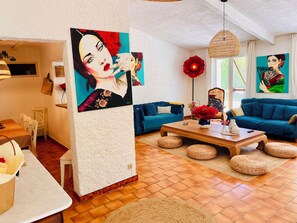 Smart TV, fireplace, DVD player, books