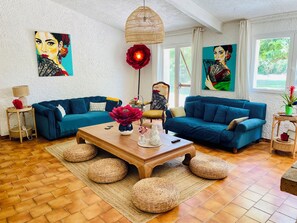 Smart TV, fireplace, DVD player, books