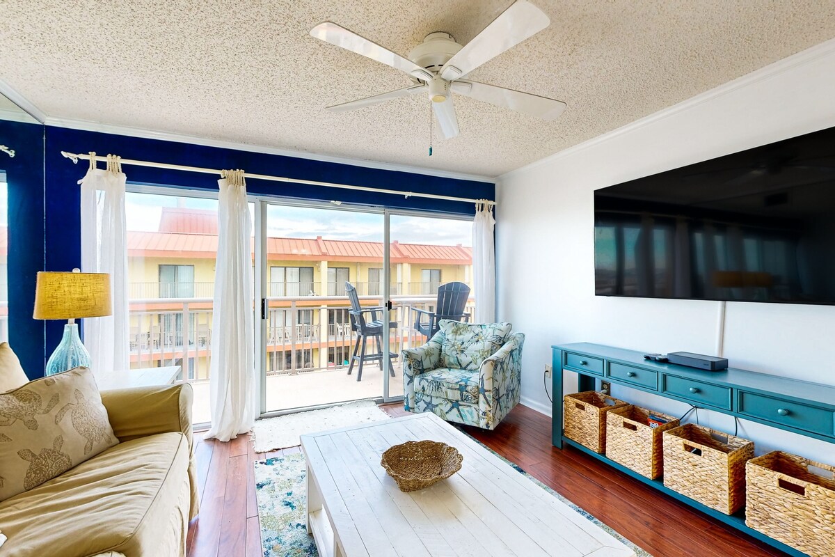 Top-floor, corner condo steps to beach with balcony & ocean views - dog-friendly