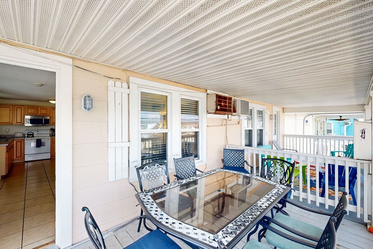 Casa Rosa getaway in Parrot Bay walkable to beach with pool and WiFi - dog OK