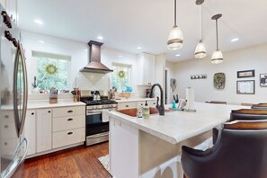 Kjøleskap, mikrobølgeovn, ovn og kokeplater