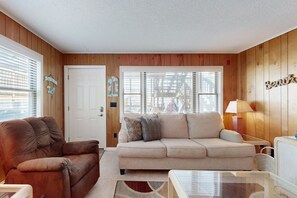 TV - Beachside Bliss: Oceanside Condo w/ Decks - Steps to Shore (Ocean City)