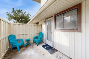 Terrace/patio - Updated coastal getaway with pool - walk to beach, dining, shops & entertainment (Ocean City)