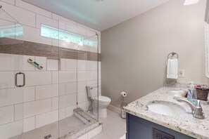 Toalettartikler (inkludert), hårføner og håndklær