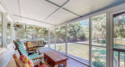 Charming Getaway w/ Luxe Interior & Screened Patio - Near Attractions