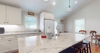 Charming Getaway w/ Luxe Interior & Screened Patio - Near Attractions