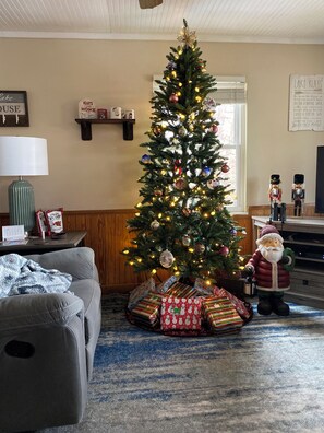 Smart TV - Scenic lake house with private covered dual-slip and two covered lake-view decks (Ten Mile)