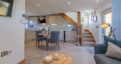 Hillview Hideaway - sleeps 2 guests in 1 bedroom