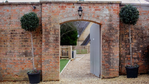 The Hayloft - sleeps 6 guests  in 3 bedrooms