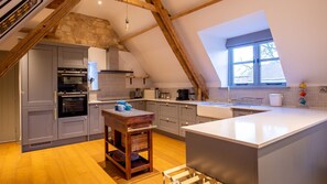 Fridge, microwave, oven, stovetop - The Hayloft - sleeps 6 guests  in 3 bedrooms (Winchcombe)