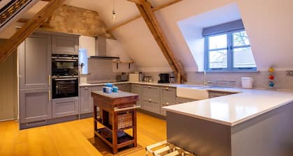 The Hayloft - sleeps 6 guests in 3 bedrooms