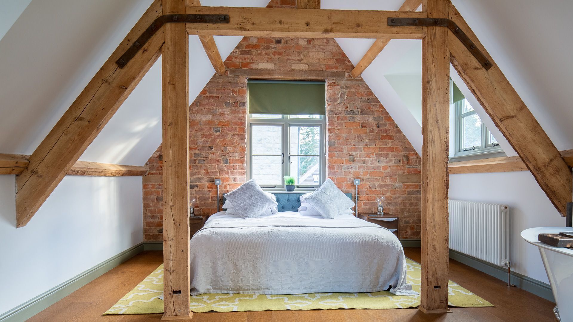 3 habitaciones, tabla de planchar con plancha y cuna de viaje 