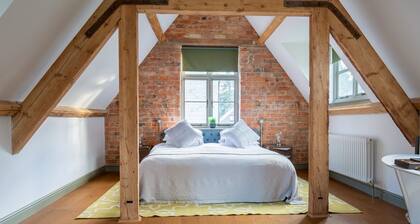 The Hayloft - sleeps 6 guests in 3 bedrooms