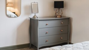 2 bedrooms, iron/ironing board, travel cot, free WiFi