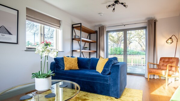 TV - Chestnut Cottage - sleeps 4 guests  in 2 bedrooms (Winchcombe)