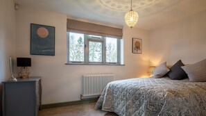 2 bedrooms, iron/ironing board, travel cot, free WiFi - Chestnut Cottage - sleeps 4 guests  in 2 bedrooms (Winchcombe)