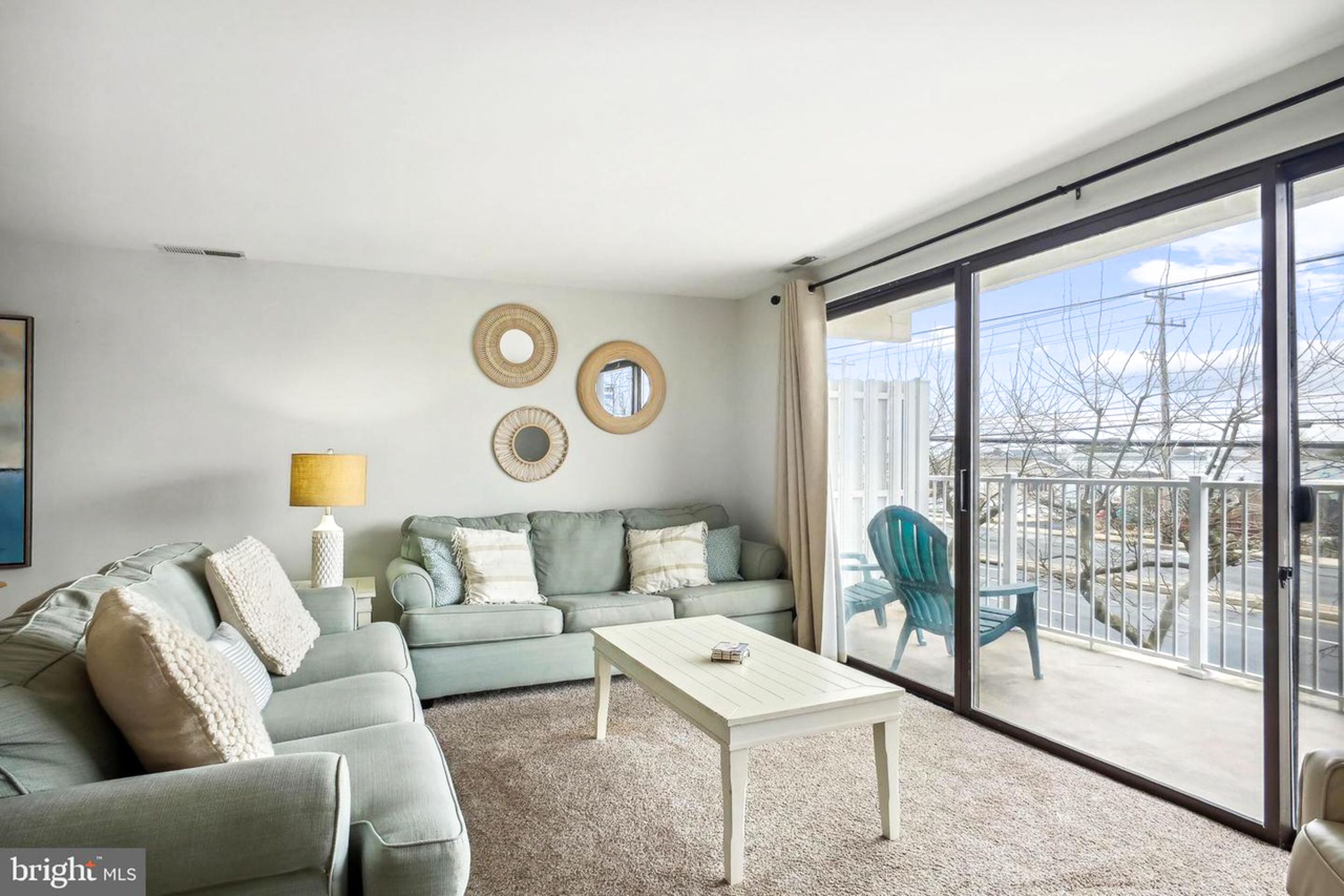 Lovely ocean-side condo with balcony, parking & pool - walk to beach access