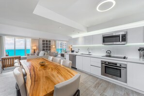 Een koelkast, een magnetron, een oven, een kookplaat
