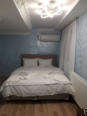 Escritorio, espacio para trabajar con laptop y insonorización 