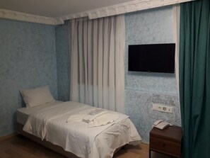 Comfort Room | Meja, ruang kerja komputer riba, kalis bunyi, seterika/papan seterika 
