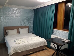 Comfort Room | Desk, laptop workspace, soundproofing, iron/ironing board - Blue Sail Hotel (Istanbul)