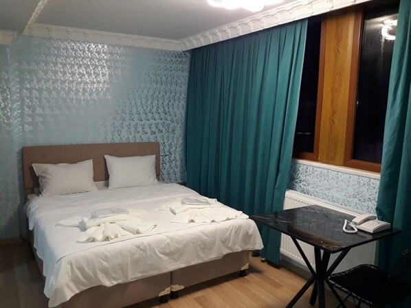 Habitación Confort | Escritorio, espacio para trabajar con laptop y insonorización 