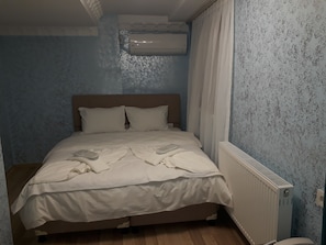 Desk, laptop workspace, soundproofing, iron/ironing board - Blue Sail Hotel (Istanbul)