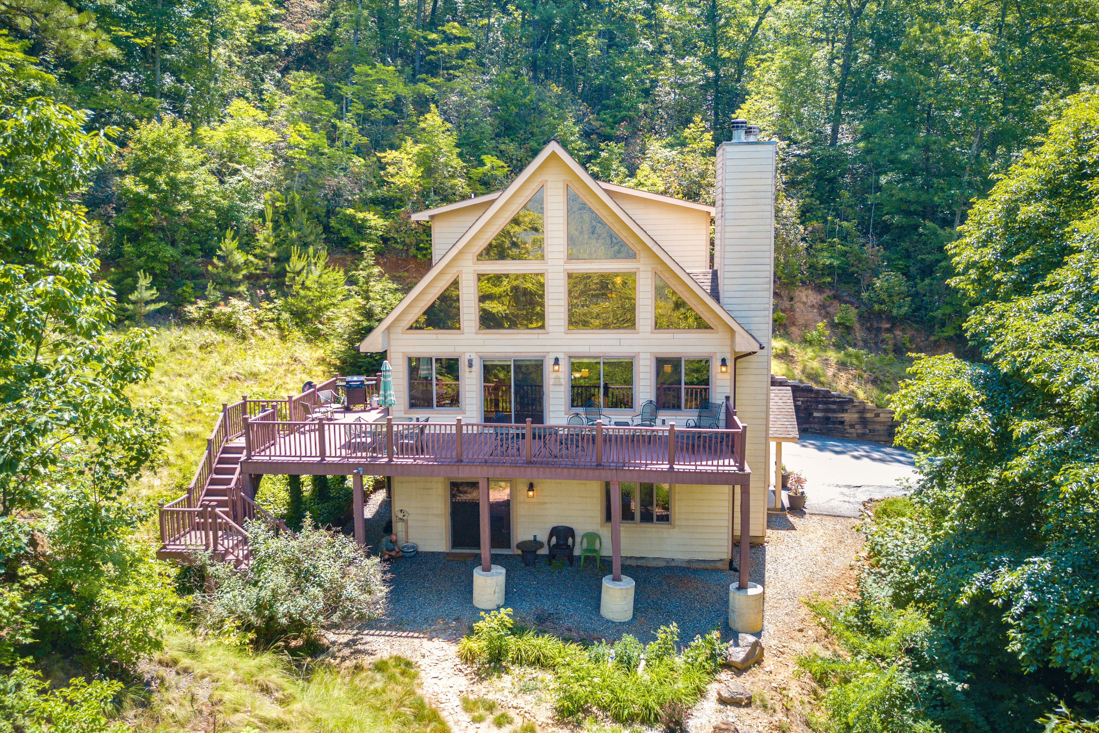 Blue Ridge Mountain dream cabin with wraparound deck and big views