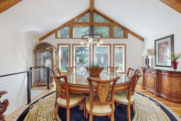 Dining - Mountain Retreat w/ Stunning Views – 10 Minutes to Downtown Asheville & Biltmore (Asheville)