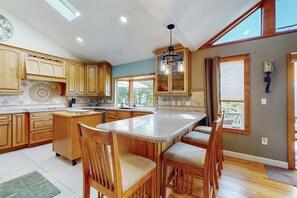 Fridge, microwave, oven, stovetop - Mountain Retreat w/ Stunning Views – 10 Minutes to Downtown Asheville & Biltmore (Asheville)