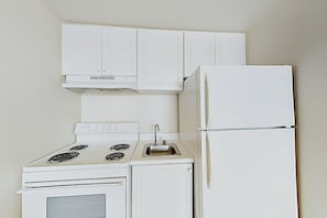 Frigorifero, microonde, forno, piano cottura