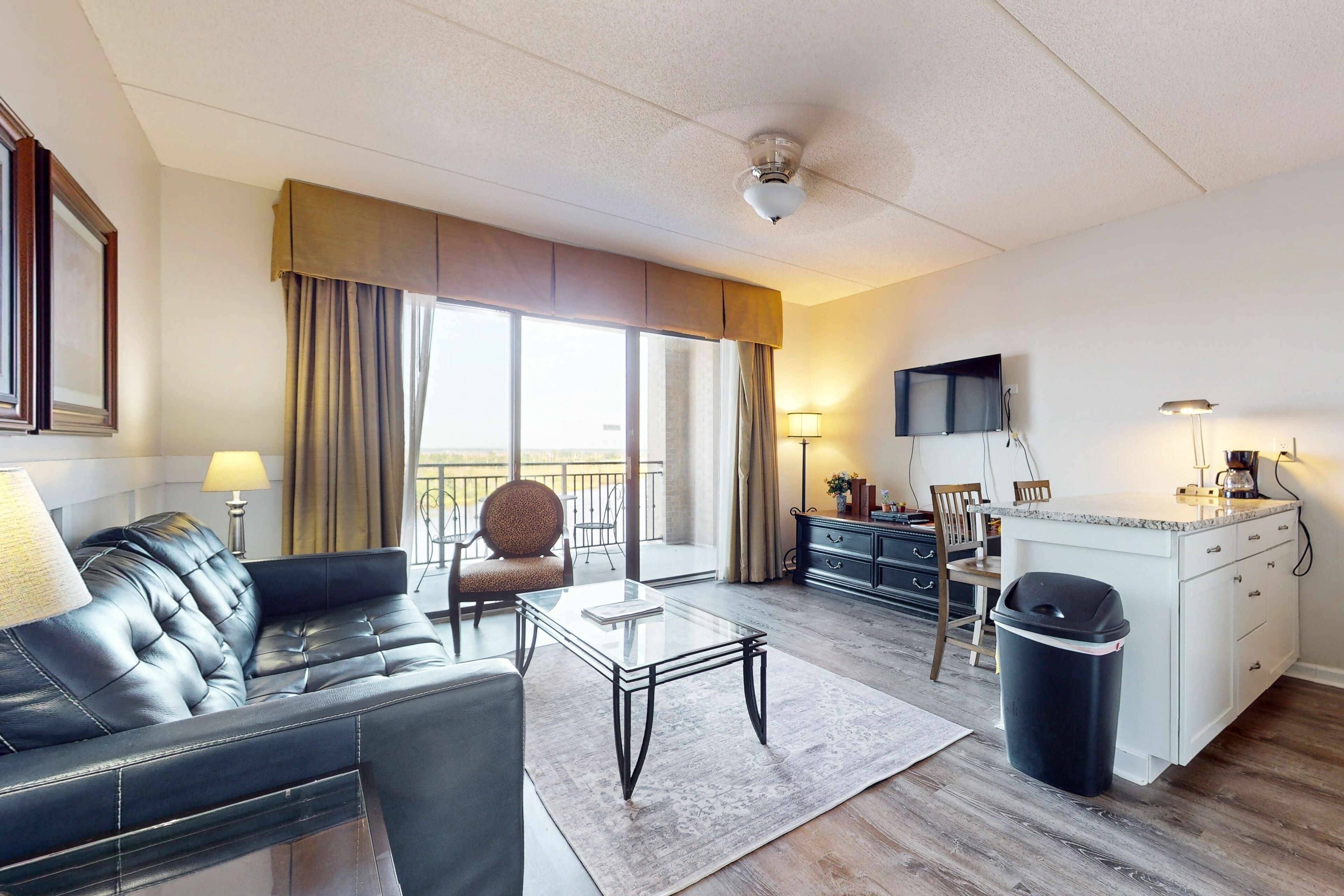 Lovely Modern Condo w/ Balcony - Walk to Riverfront Park