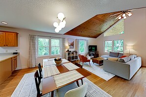 Fernseher, Kamin, Bücher