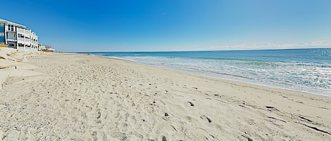 På stranden