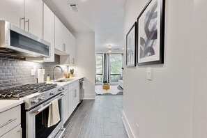 冷蔵庫、電子レンジ、オーブン、コンロ