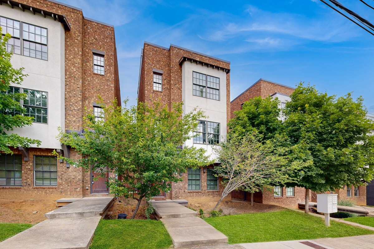 Stylish New-Build | Rooftop with Skyline Views | Near The Gulch & Music Row