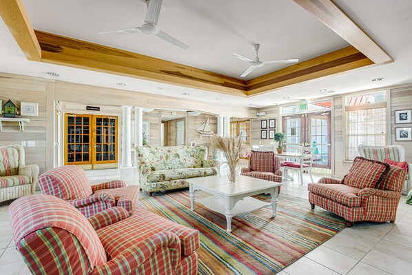 Televisión, chimenea, reproductor de DVD y futbolito 