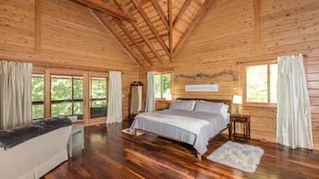 5 slaapkamers, een strijkplank/strijkijzer, internet, beddengoed