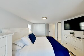 3 bedrooms, iron/ironing board, internet, bed sheets