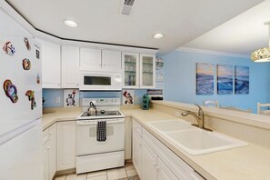 Jääkaappi, mikroaaltouuni, uuni, liesi