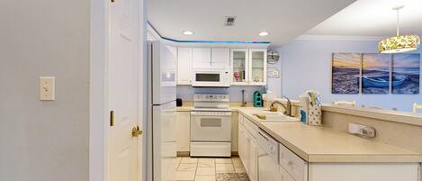 KĂŒhlschrank, Mikrowelle, Ofen, Herdplatte