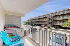 Property grounds - Completely remodeled condo with private balcony - 100 yards to beach (Ocean City)